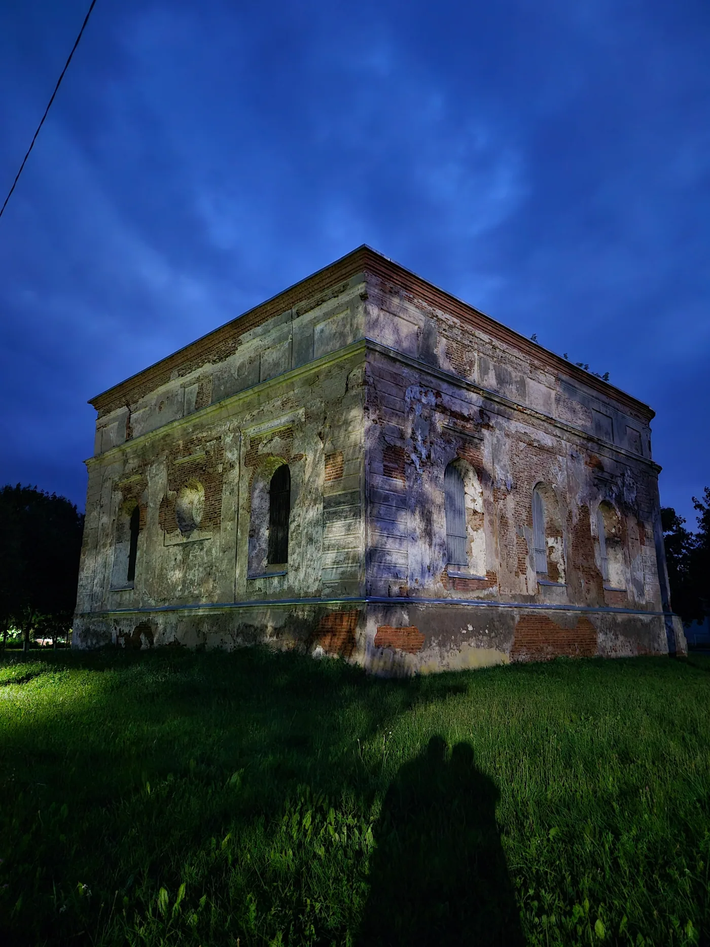 The historic Great Synagogue in Bykhov beneath a deep blue sky